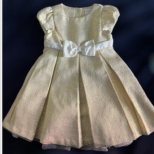 2T beautiful Gold dress. Looks new.
